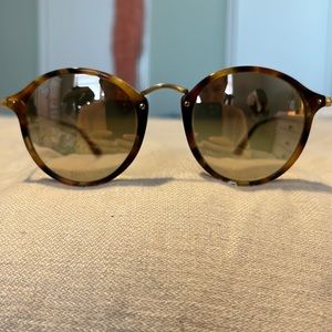 Ray-ban round fleck sunglasses.